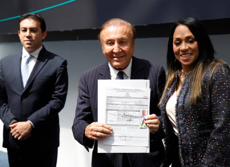El candidato Rodolfo Hernández inscribió su aspiración, junto a su fórmula Marelen Castillo, ante el registrador Alexander Vega. FOTO: Colprensa