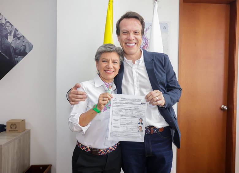 Claudia López junto a Leonardo Huerta en la Registraduría. Solo ellos dos participaron en la “Consulta de las Soluciones”. Foto: Redes sociales.