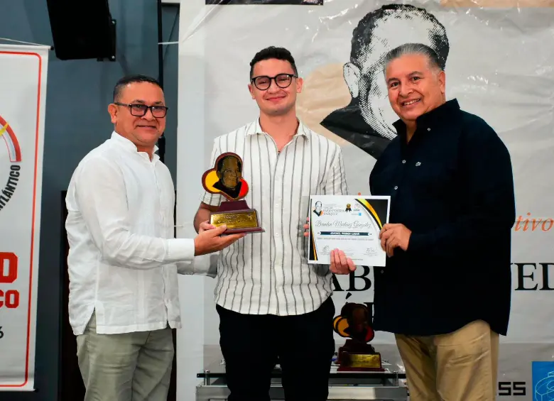 Brandon Martínez, en el centro, recibiendo su galardón. CORTESÍA