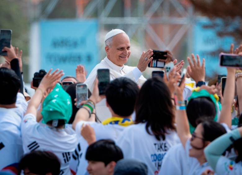 El Papa León XIV abandona el campamento de Tor Vergata al finalizar la Misa del Jubileo de la Juventud. FOTO getty