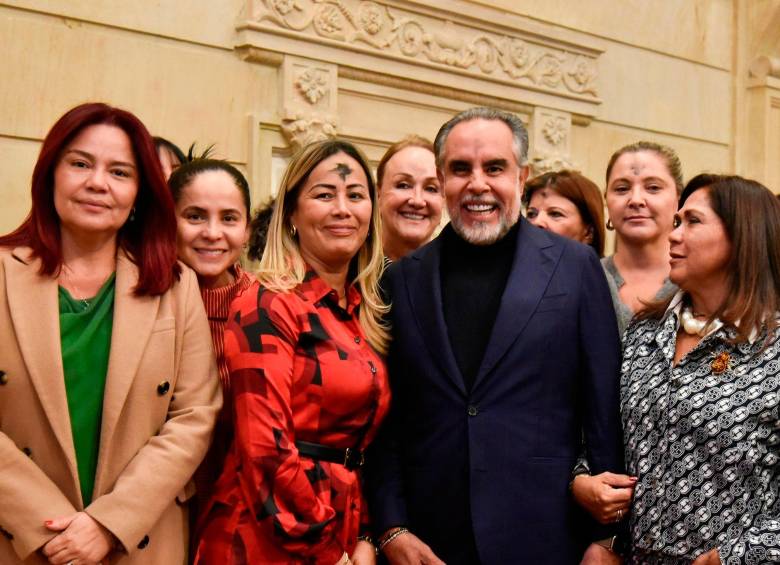 Benedetti, acompañado, entre otras, de las representantes liberales Karyme Adrana Cotes, Mónica Karina Bocanegra, Kelyn Johana González, Flora Perdomo y Olga Beatriz González. FOTO: Ministerio del Interior