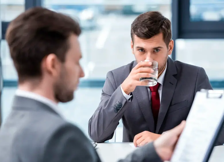 Aceptar con gratitud un vaso de agua es más que un gesto: puede reforzar tu imagen en una entrevista laboral. FOTO: GETTY