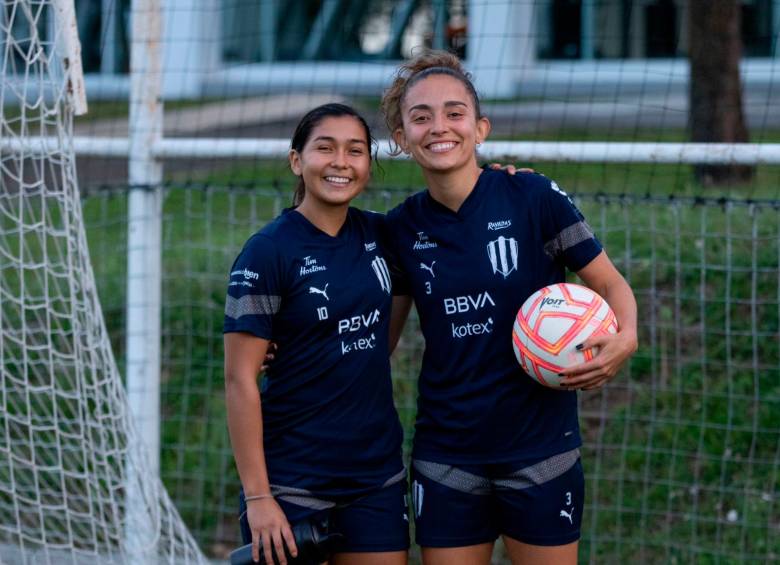 La antioqueña Isabella Echeverri Restrepo con el balón en la mano, durante una práctica con Monterrey, su último equipo. FOTO CORTESÍA