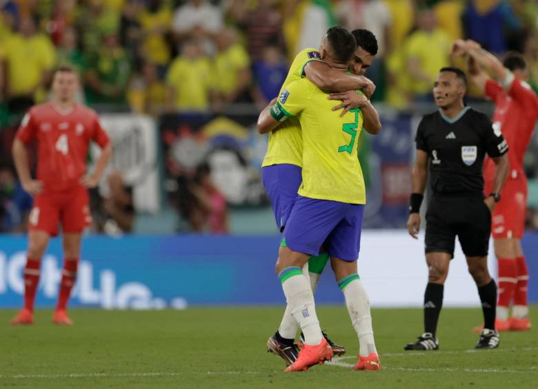 La celebración brasileña tras su triunfo sobre Suiza, que les aseguró la clasificación. FOTO EFE