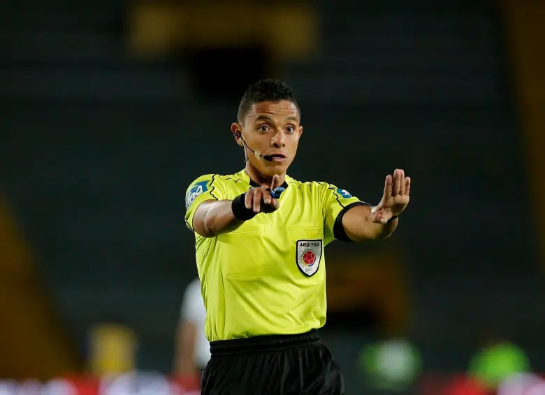 El árbitro atlanticense Bismarks Santiago ha dirigido 22 partidos disputados por el DIM. FOTO: Colprensa