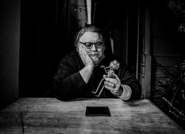 Guillermo del Toro va a todo lado con su muñeco de madera. FOTO: CORTESÍA NETFLIX / mandraketheblack.de