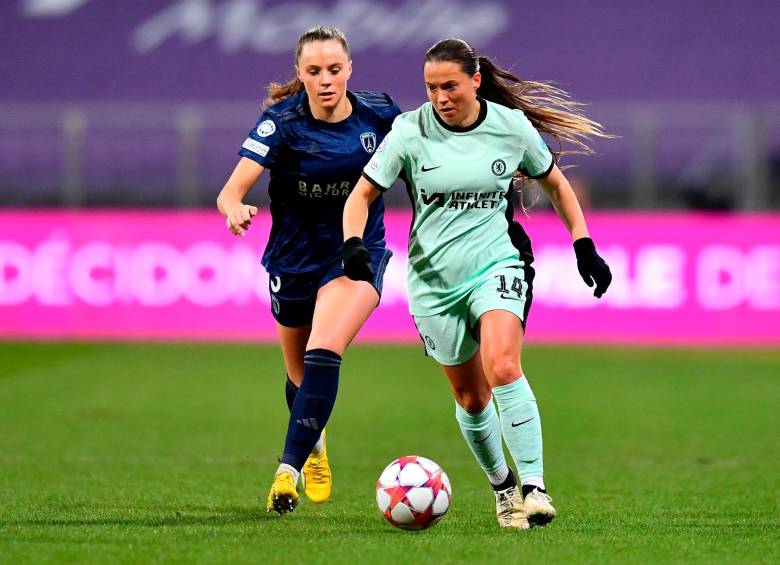 La jugadora Fran Kirby del Chelsea (uniforme claro), fue una de las que marcó en la goleada 4-0 sobre el París Fútbol Club, en la Uefa Champions League. FOTO GETTY