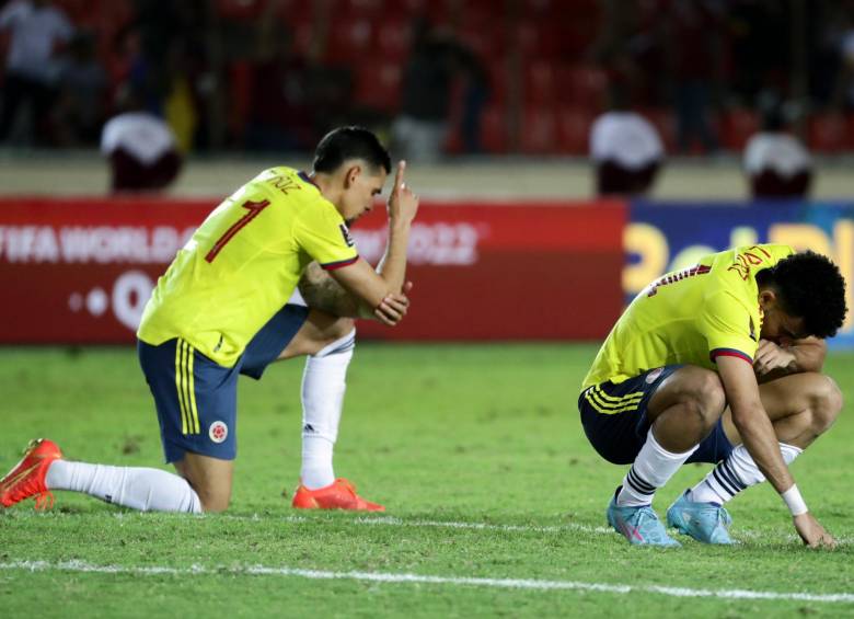 Daniel Muñoz y Luis Díaz cuando se confirmó la eliminación de Colombia a Qatar, en el último duelo de la Eliminatoria frente a Venezuela. FOTO EFE