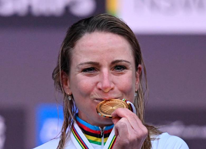 La neerlandesa también fue la ganadora del Giro de Italia, el Tour de Francia y la Vuelta a España femenina de 2022. FOTO: EFE