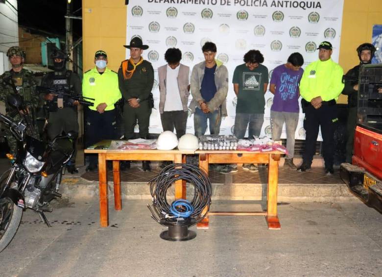 Cuatro hombres fueron capturados en flagrancia este martes por el hurto de antenas de comunicación en Betulia. FOTO: Cortesía