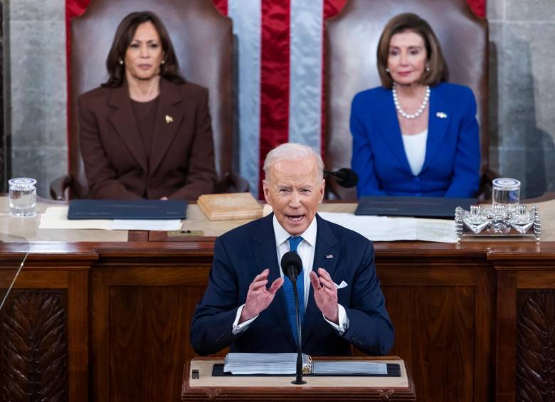 Joe Biden en su primer discurso del estado de la Unión en 2022. A su espalda, la vicepresidente Kamala Harris y quien fuera la presidente de la Cámara de Representantes, Nancy Pelosi. FOTO: ARCHIVO EFE