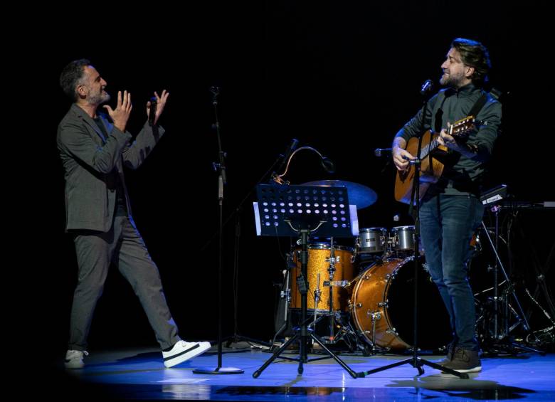 Su amigo Pala subió al escenario a cantar con él Ponme. FOTO Cortesía Marcela Gómez @lmchela y @teatrometropolitano