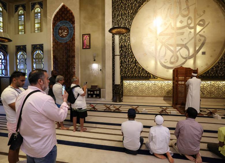 Los qataríes quieren mostrarles a los turistas extranjeros que el islam es una religión que, dicen ellos, no promueve la violencia y es acorde con sus costumbres ancestrales. FOTO AFP
