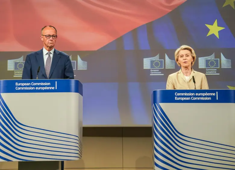 El canciller alemán, Friedrich Merz (i), y la presidenta de la Comisión Europea, Ursula von der Leyen, anunciaron que no asistirán a la cumbre Celac, que tiene como sede Colombia. FOTO: Xinhua