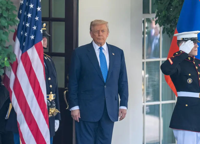 La administración del presidente estadounidense, Donald Trump, se ha mostrado dispuesta a castigar legalmente a aquellos que quemen la bandera de Estados Unidos, un acto de protesta que está protegido por la Corte Suprema de ese país. FOTO: Xinhua