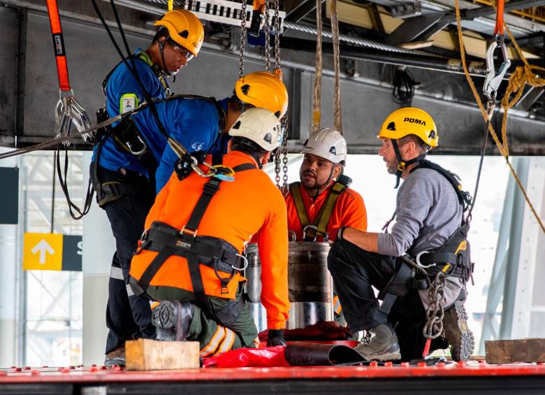 En este mantenimiento mayor los trabajos consisten en el cambio de componentes técnicos como rodamientos, mangueras, poleas, entre otras piezas, que requieren varias jornadas para su intervención. FOTO: CORTESÍA