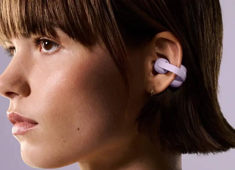 Los Sony LinkBuds Clip se enganchan en la parte posterior de la oreja y ofrecen nueve horas de batería. FOTO cortesía