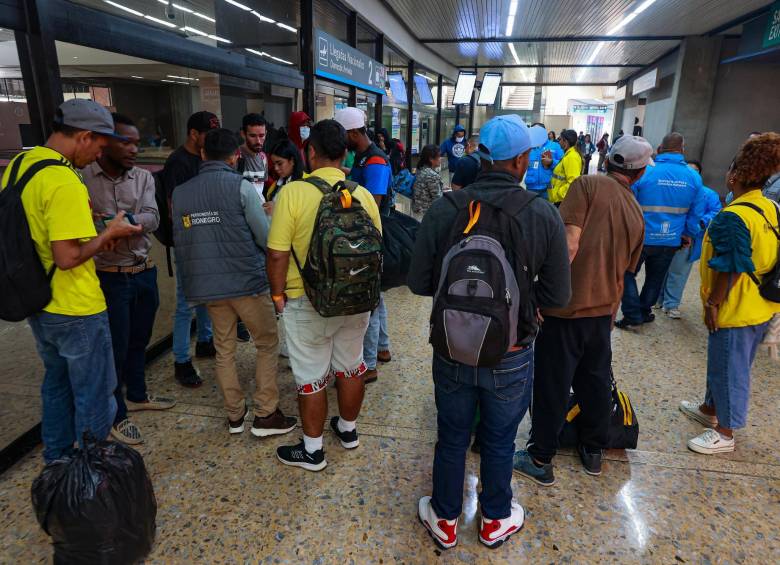 Aspecto de los cerca de 34 migrantes que llegaron deportados al aeropuerto José María Córdova de Rionegro el pasado 13 de febrero Ciudadanos eran atendidos por Migración Colombia. FOTO Manuel Saldarriaga