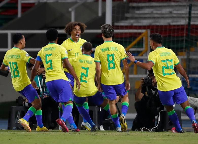 El mediocampista brasileño Guilherme Biro Mafra (atrás), celebra con sus compañeros la apertura del marcador ante Argentina. FOTO EFE