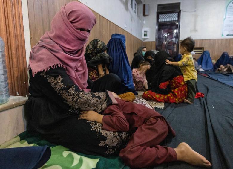 El burka, la vestimenta que deben portar las mujeres afganas, se vende ya cinco veces más caro de lo normal en Kabul. FOTO Getty