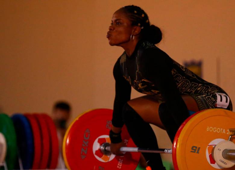 Nathalia Llamosa evidencia progresos en las pesas. En el Mundial de 2019 en Tailandia fue séptima. FOTO CORTESÍA MINDEPORTE