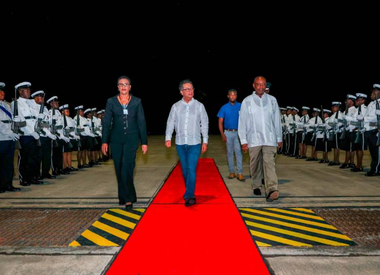 El presidente de Colombia, Gustavo Petro, duante su llegada a San Vicente y Las Granadinas. Foto Cortesía Presidencia