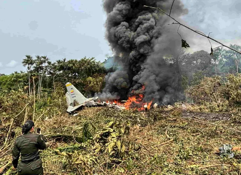En medio del pánico, varios soldados habrían saltado del avión Hércules antes del impacto en Putumayo, lo que marcó la diferencia entre la vida y la muerte. FOTO: AFP. 