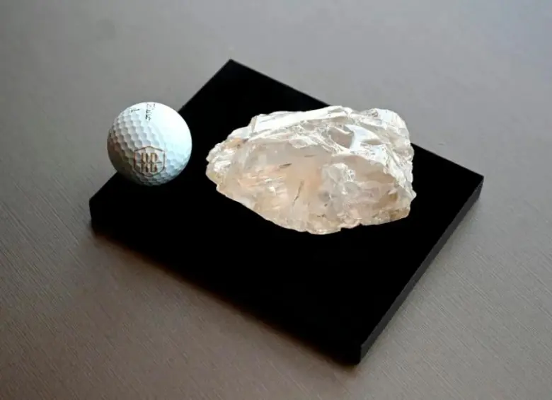 Una pelota de golf junto al “Motswedi”, un diamante en bruto de 2488 quilates, el segundo más grande del mundo. Foto: Afp