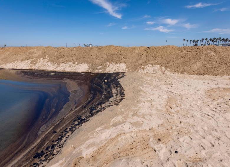 Las actualizaciones más recientes indican que el vertido de crudo que está afectando al sur de California ha provocado el cierre de varias playas y la prohibición de la actividad pesquera de la zona. FOTOS: EFE