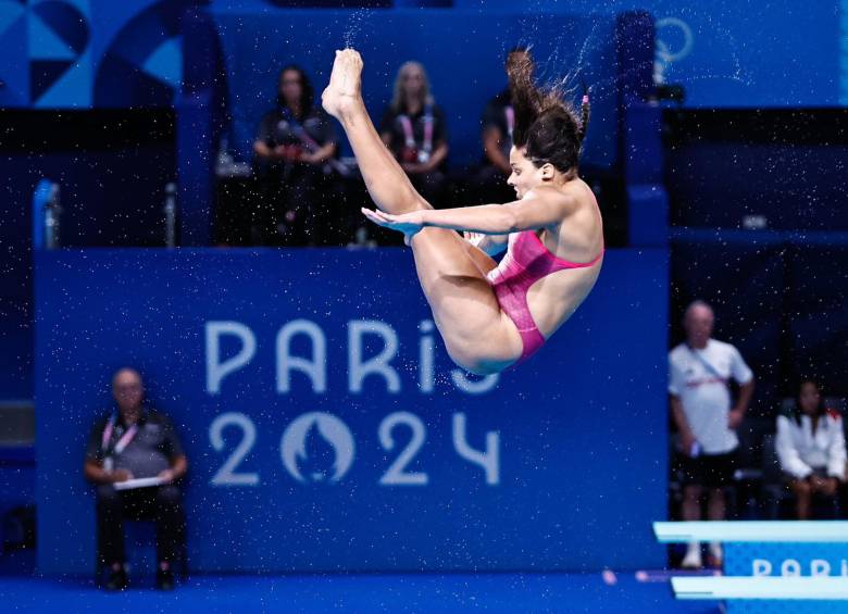 La deportista mexicana Aranza Vázquez entró en el agua con un enorme chapoteo en su cuarta zambullida, en la que realizó dos volteretas y media invertidas. FOTO: COMITÉ OLÍMPICO MEXICANO (TOMADA DE X @COM_Mexico)