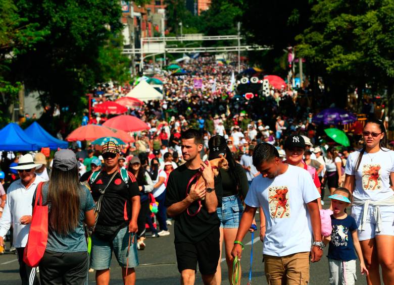 El recorrido, de aproximadamente 3.5 kilómetros, se convirtió en una pasarela de amor incondicional, donde el ladrido festivo y las colas moviéndose eran la banda sonora de la jornada. Foto: Camilo Suárez Echeverry