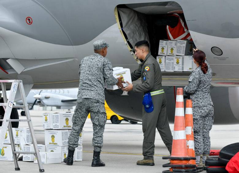 Avión de la FAC que lleva ayuda humanitaria a Egipto. El objetivo es que pueda ser trasladada a la Franja de Gaza por orden del presidente Gustavo Petro. (Leo Queen - Presidencia).