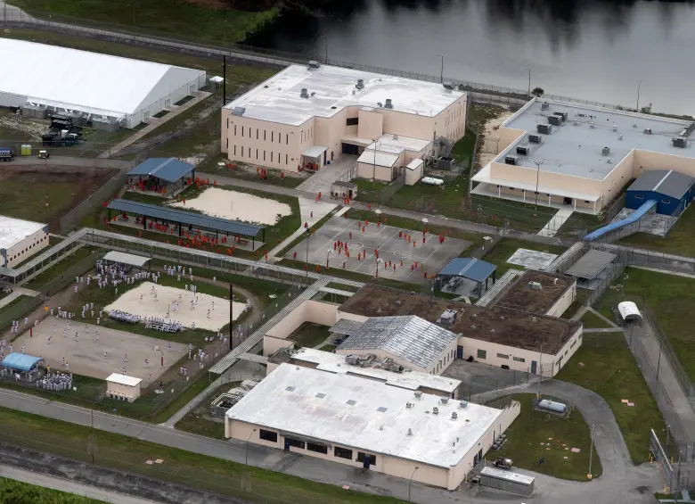 Esta es la cárcel Alligator Alcatraz, construida en los Everglades de Florida (EE. UU.), una zona llena de pantanos con caimanes, serpientes y otros depredadores, adonde llevan a los migrantes ilegales. FOTO GETTY