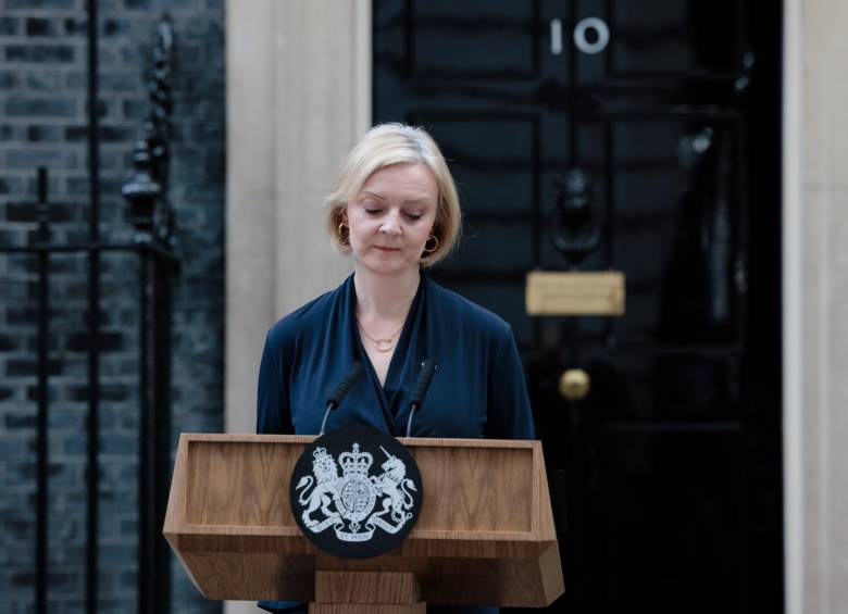 Pasado el mediodía de este jueves en Londres, la primera ministra de Reino Unido, Liz Truss, salió como se ve en esta foto, sola y de traje oscuro, para anunciar su renuncia al cargo. FOTO Getty