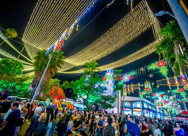 Las más de $12.000 figuras navideñas que componen la decoración, han sido diseñadas para contar una historia, con elementos tradicionales de la Navidad fusionados con detalles que resaltan la identidad y la belleza propia de Envigado. Foto: Juan Antonio Sánchez