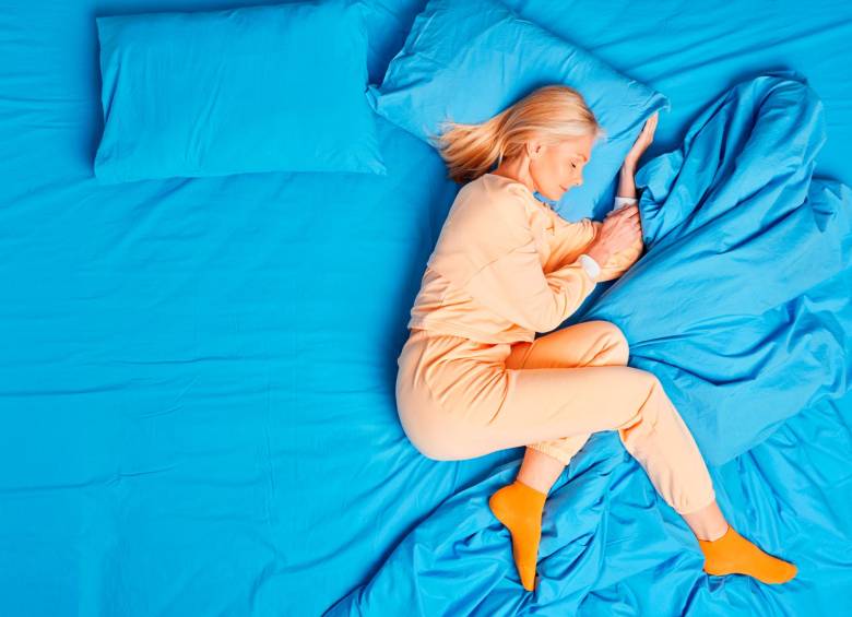 Desde la ciencia se adelantan investigaciones que arrojan que dormir con medias podría dar una mayor sensación de comodidad, hacer que las personas se duerman más rápido y tener más tiempo de sueño, además, también podrían disminuir las veces en las que una persona se despierta en la noche. FOTO: SSTOCK