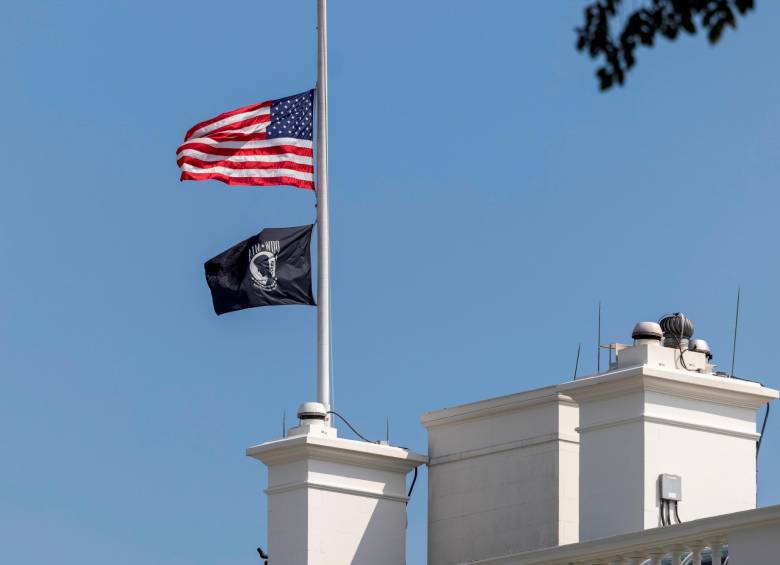 La bandera de Estados Unidos ondea a media asta sobre la Casa Blanca en Washington, DC, Estados Unidos. 13 soldados norteamericanos murieron en el atentato en Kabul. Foto: EFE