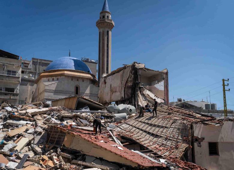 Personas trabajan entre los escombros de un edificio tras un ataque israelí en Tiro, Líbano, en medio de la tregua y negociaciones en Washington para buscar una salida al conflicto con Hezbolá. FOTO: AFP.