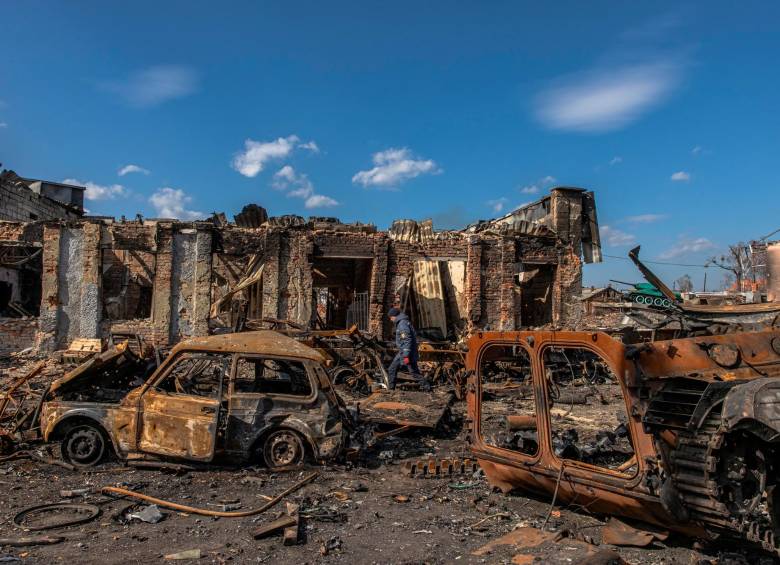 El ataque ucraniano al depósito de combustible dejó 8 tanques de almacenamiento destruidos. FOTO EFE