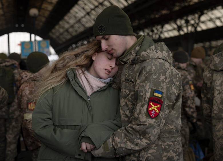 Los hombres ucranianos entre los 18 y 60 años deben despedir a sus familias en las fronteras, las cuales intentan huir de la guerra mientras ellos deben quedarse para combatir a los rusos. La guerra en Ucrania ha dejado 2,7 millones de refugiados. FOTO Getty