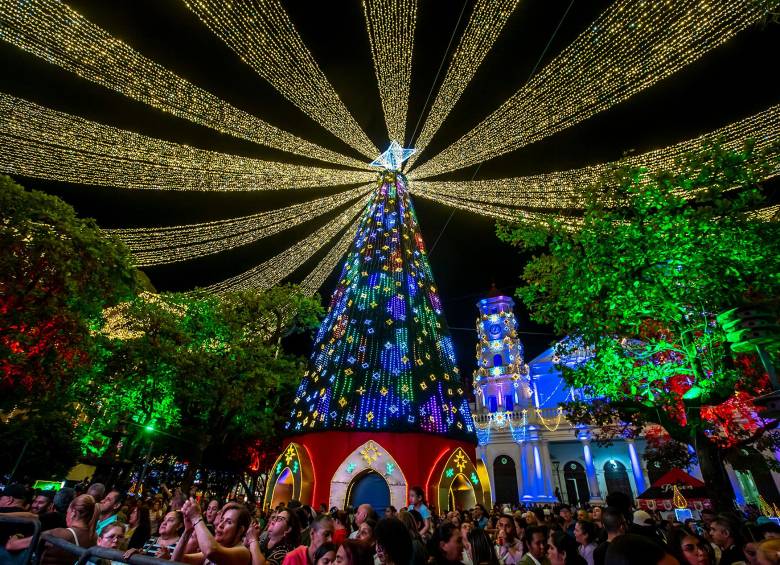 El municipio de Envigado dio inicio oficial a la temporada navideña con el encendido de su tradicional alumbrado. Este año, la propuesta lleva por nombre “Destellos de Navidad”. Foto: Juan Antonio Sánchez