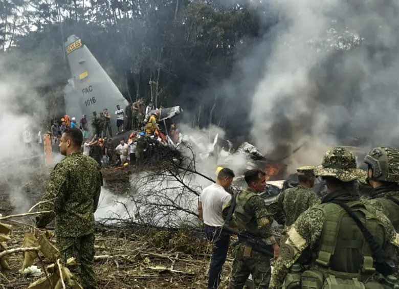 Varios soldados que sobrevivieron al accidente del avión Hércules en Putumayo se habrían lanzado de la aeronave en caída para salvar sus vidas. FOTO: AFP.