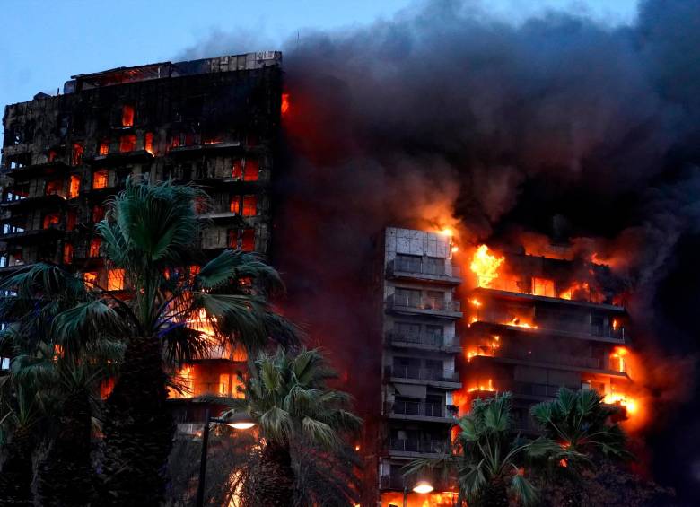 El incendio está consumiendo un edificio residencial de 14 pisos en España. Foto: GETTY