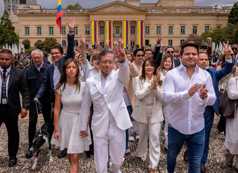 Gustavo Petro salió de la Casa de Nariño acompañado por su hija Antonella y miembros de su equipo. FOTO: Presidencia