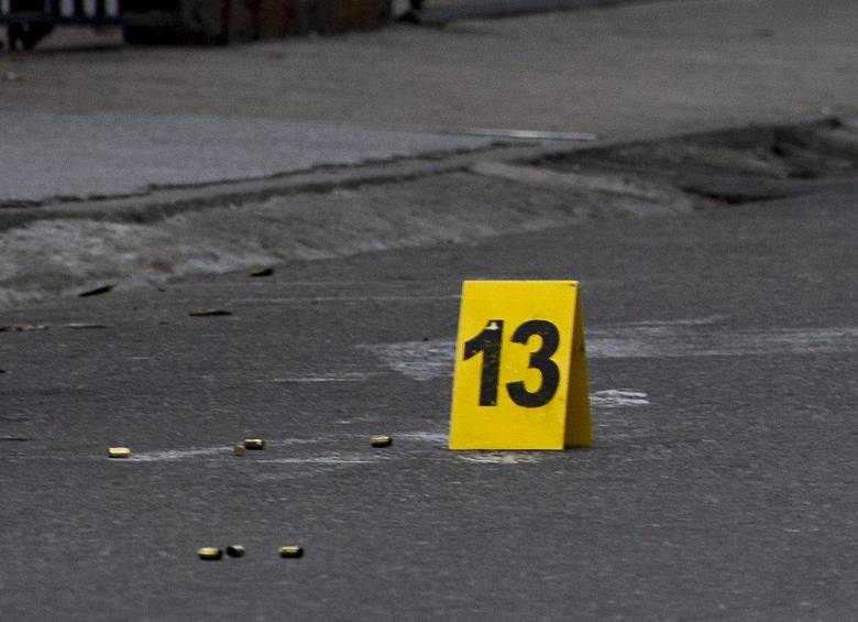 El conductor de la camioneta que estaba persiguiendo tuvo que ser trasladado a un centro asistencial, mientras quedaba bajo custodia policial. FOTO: EL COLOMBIANO