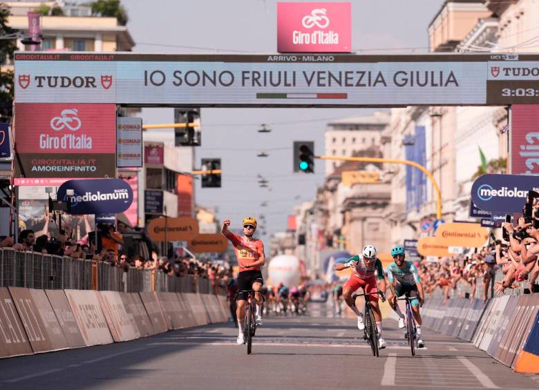 El ciclista noruego Fredik Lavik celebra en MIlán, Italia, su victoria en la etapa 15 del Giro de Italia 2026. Foto: tomada del x de @GiroDitalia