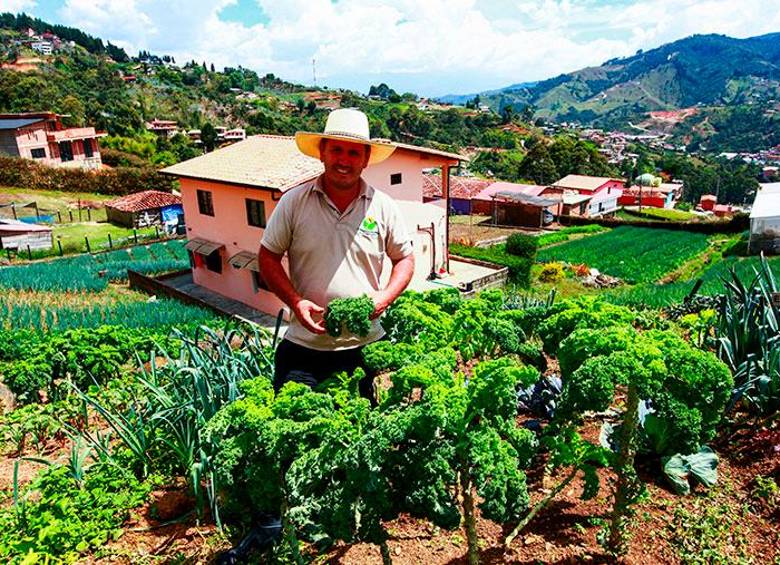 Cristian Ríos promueve el trabajo del campesino con nuevas tecnologías y métodos de riego que permiten reducir los efectos del Fenómeno del Niño. FOTOS Julio César Herrera