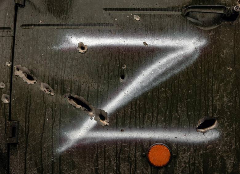 Simpatizantes del gobierno ruso han dibujado el signo “Z” para reafirmar su respaldo a la invasión. FOTO EFE