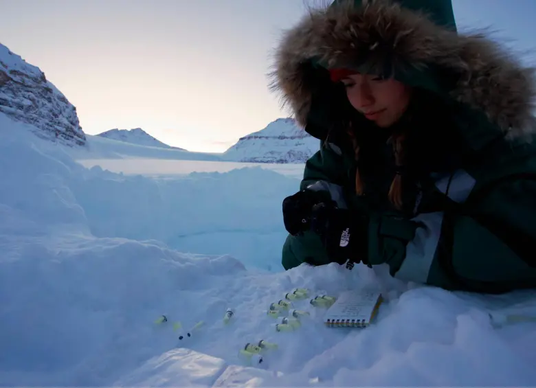 Laura Molares sobre el glaciar Austre Brøggerbreen. FOTO cortesía James Bradley