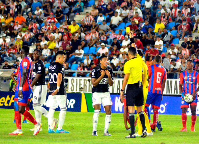 Los jugadores de ambos clubes y la terna arbitral abandonaron el campo de juego rápidamente tras los desórdenes en la tribuna del Sierra Nevada. FOTO DIMAYOR